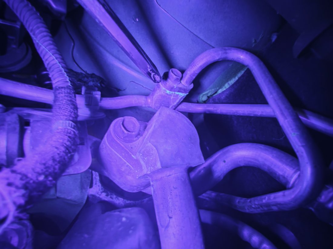 Fuite de climatisation révélée à la lampe UV sur un raccord