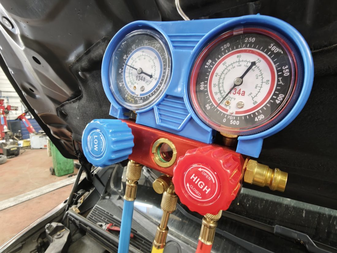 Manomètre indiquant le gaz R134a d'un circuit de climatisation