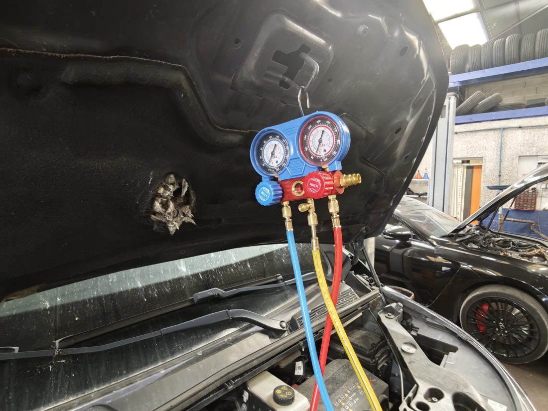 Entretien et recharge de la climatisation d'une voiture en atelier à Sens