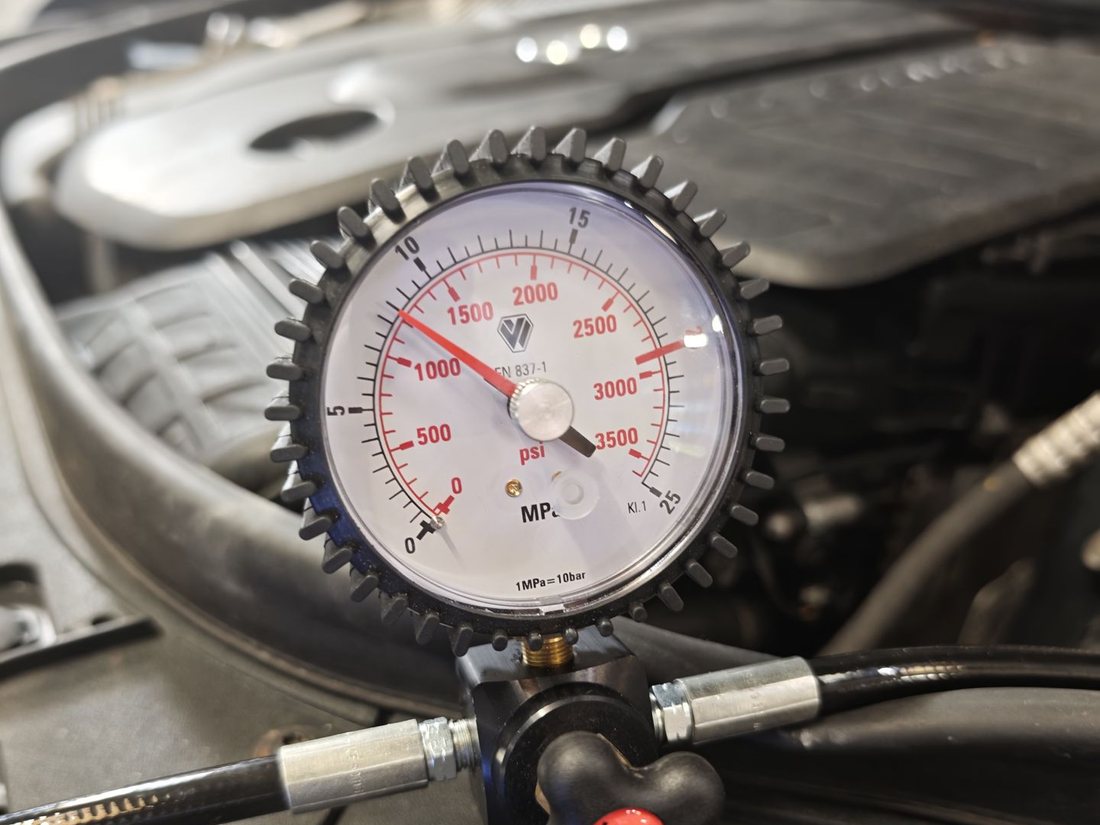 Manomètre haute pression affichant plus de 100 bar pendant une recharge de climatisation R744 (CO₂)