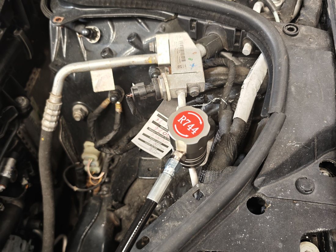 Recharge de climatisation R744 (CO₂) en cours sur une Mercedes Classe S W222 : coupleur haute pression R744 branché sur la valve de service