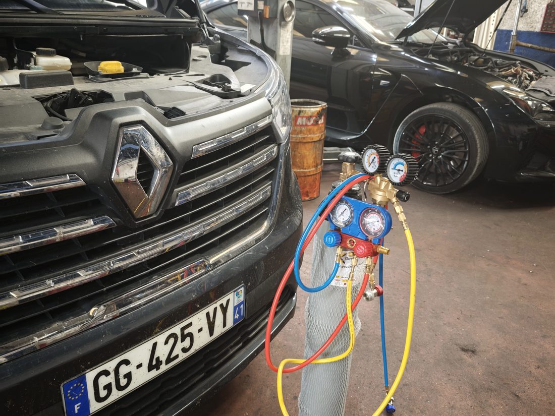 Recharge de climatisation d'un utilitaire dans l'atelier Formula Pneus à Sens