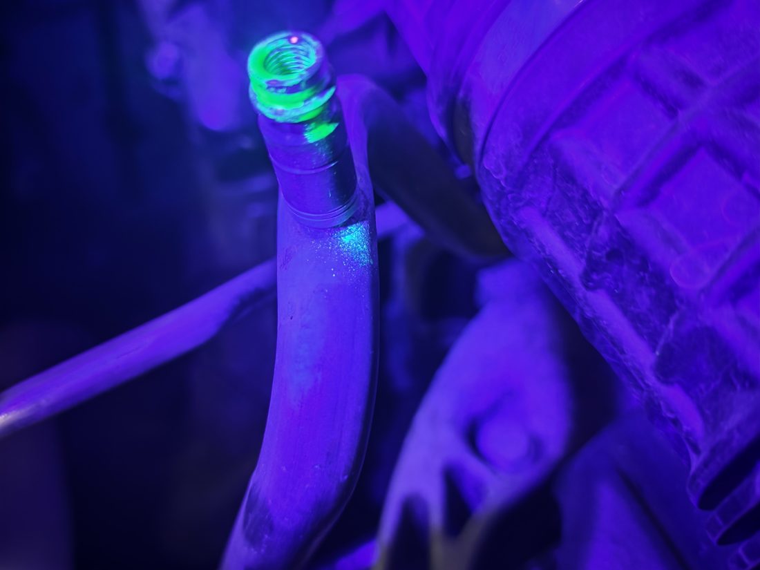 Traceur fluorescent vert révélé à la lampe UV : ici l'obus de remplissage fuit