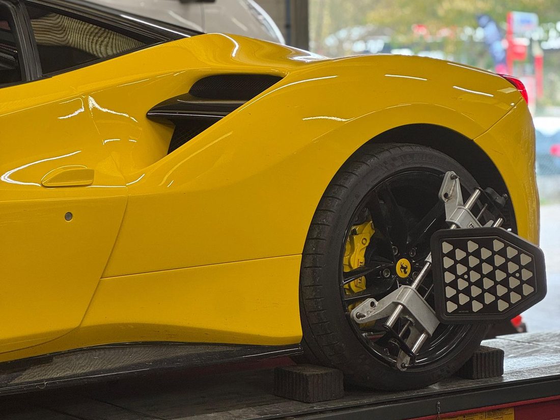 Capteur de géométrie installé sur la roue arrière d'une Ferrari 488 pour la mesure de l'axe de poussée — atelier Formula Pneus à Sens