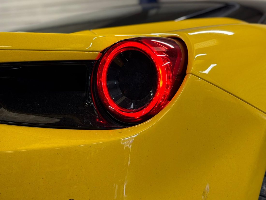 Ferrari 488 dans l'atelier Formula Pneus Point S à Sens, après son réglage de géométrie