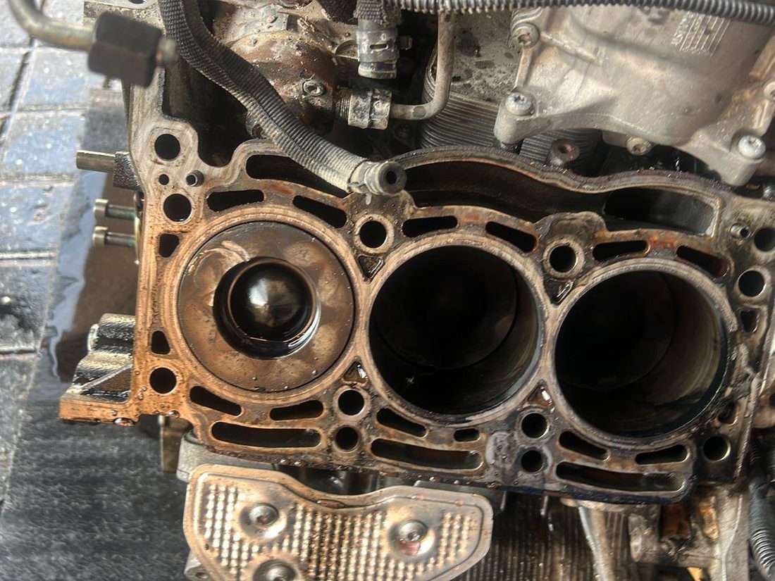Bloc moteur d'un Porsche Macan 3.0 diesel culasse déposée : cylindres et piston visibles lors d'une intervention haut moteur