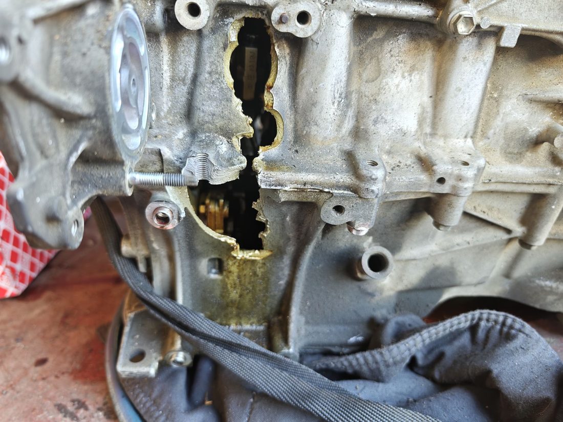 Bloc moteur en aluminium percé de part en part par une bielle coulée après des vidanges espacées à 50 000 km