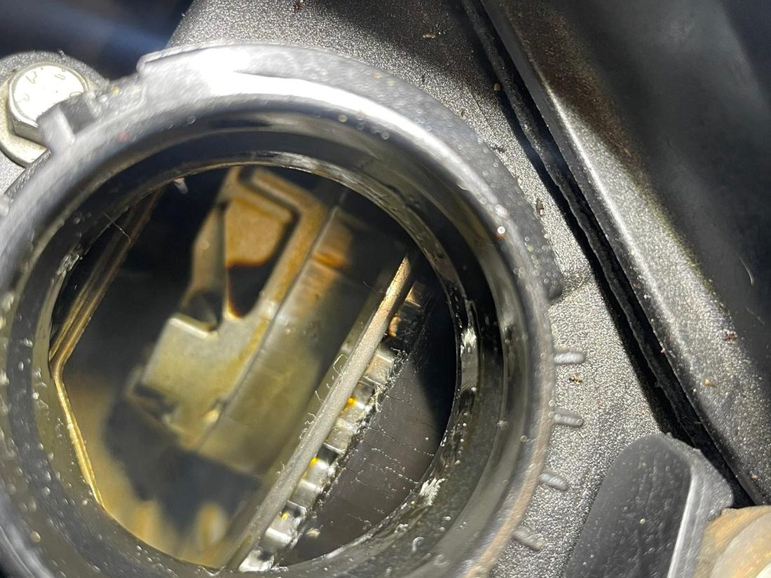 Contrôle de la courroie de distribution humide d'un moteur PureTech par l'orifice du bouchon de remplissage d'huile — Formula Pneus Point S à Sens