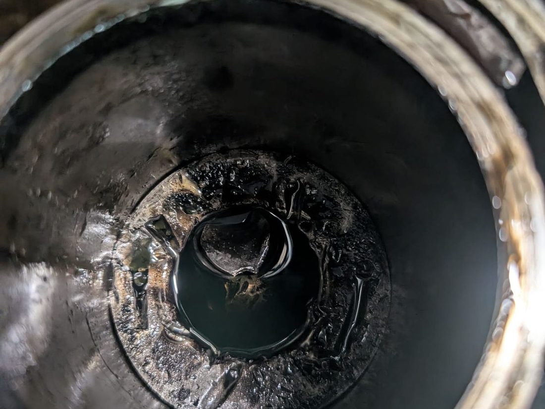 Cylindre de 1.5 BlueHDi vu depuis le haut moteur : tête de piston marquée par la soupape tombée dans le cylindre