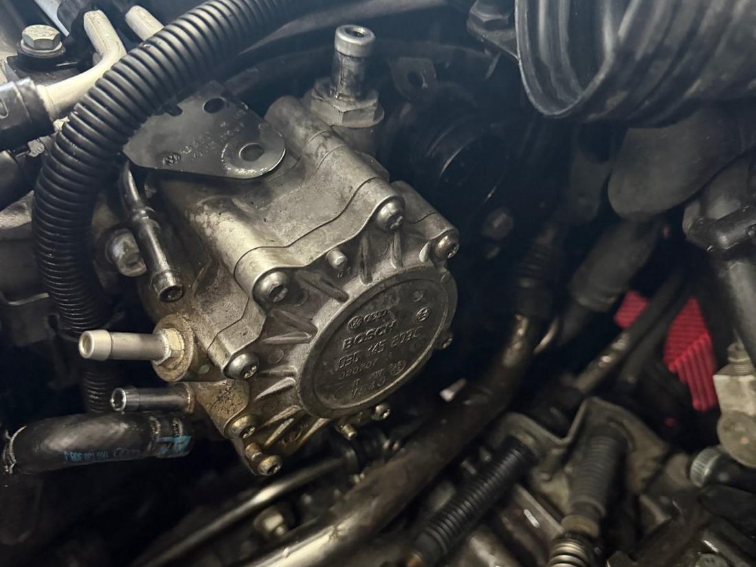 Pompe à vide encore installée en bout de culasse sur un moteur diesel, avant dépose — atelier Formula Pneus à Sens