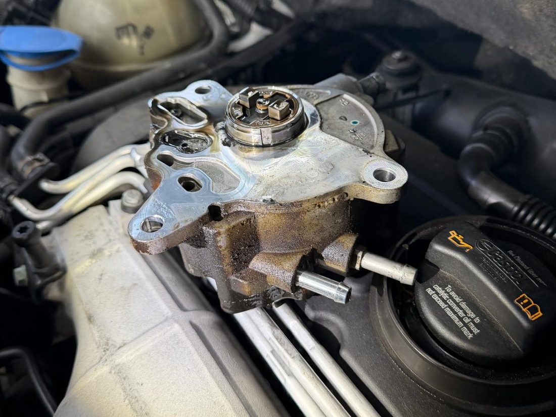 Pompe à vide neuve posée sur le moteur avant montage, joint neuf visible — remplacement d'assistance de freinage chez Formula Pneus à Sens