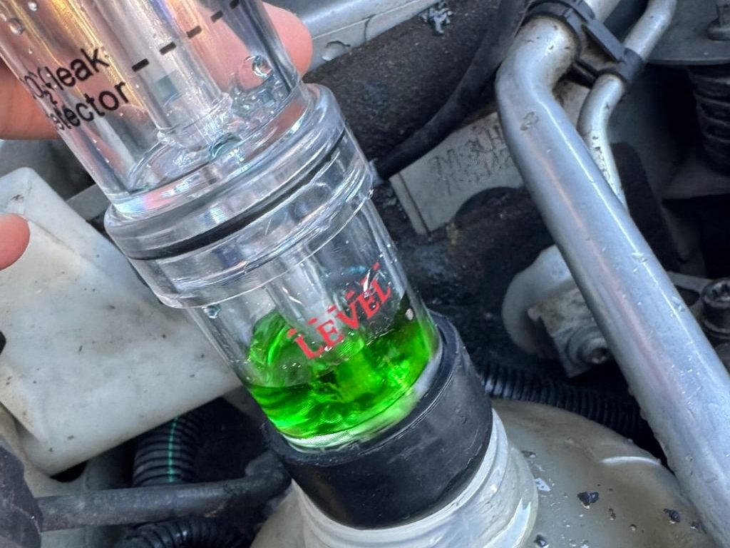 Test CO2 positif : le réactif du détecteur de fuite de combustion a viré au vert, signe de gaz de combustion dans le liquide de refroidissement