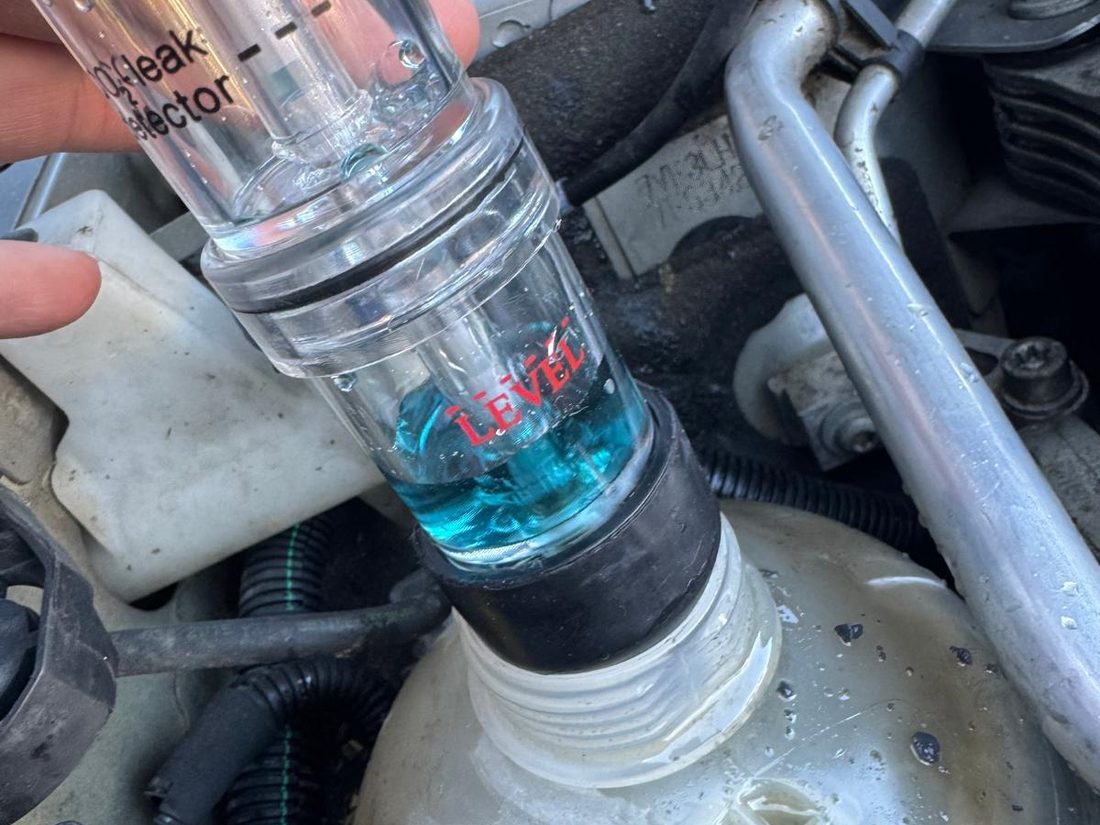 Détecteur de fuite de combustion monté sur le vase d'expansion, réactif bleu neuf : aucun gaz de combustion détecté — Formula Pneus à Sens