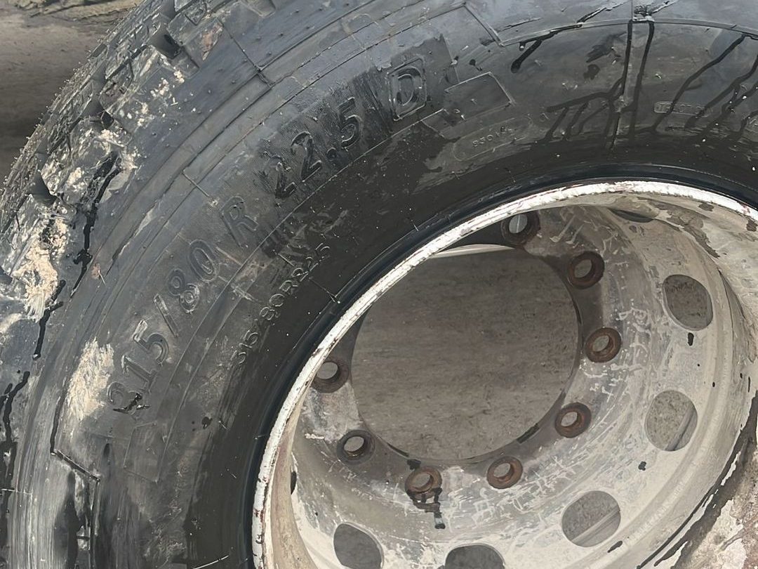 Pneu poids lourd 315/80 R22.5 déjanté, pâte de montage appliquée sur le talon