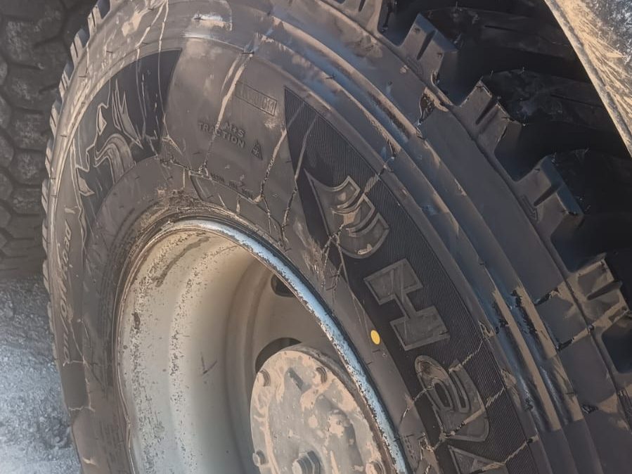 Pneu poids lourd profil chantier neuf monté sur sa jante