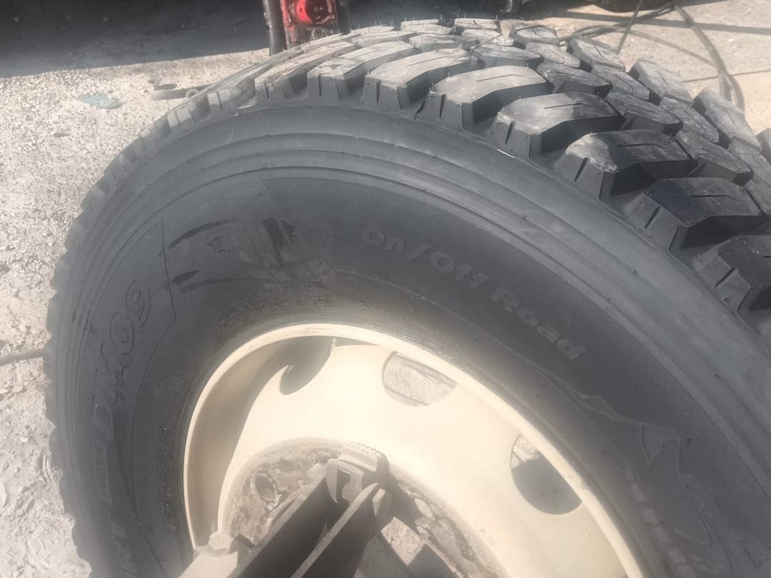 Montage d'un pneu poids lourd profil chantier On/Off Road sur un porteur, camion levé au cric — Formula Pneus Point S à Sens