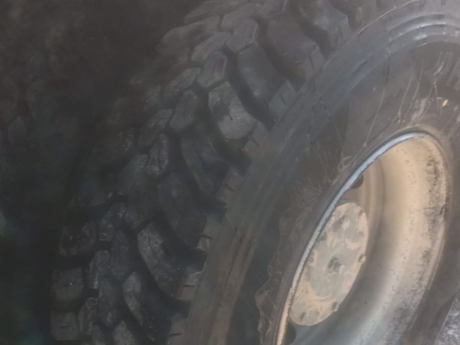 Roues jumelées équipées de pneus profil chantier sur un porteur