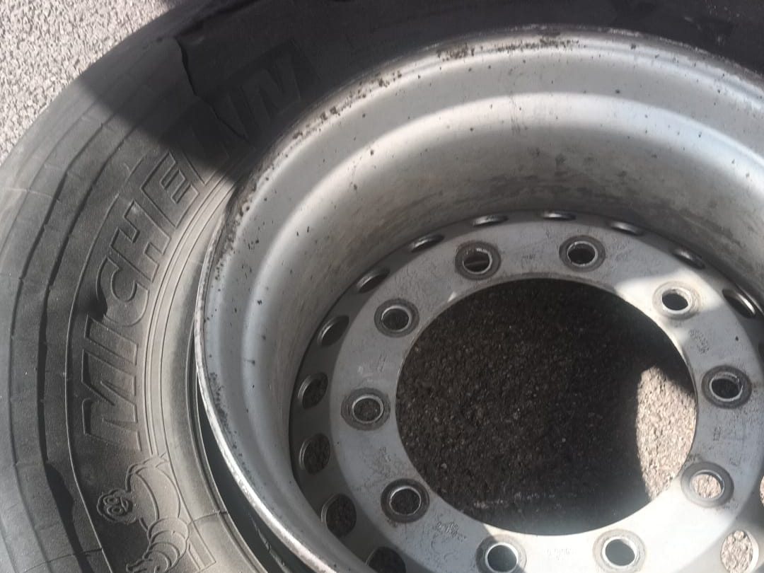 Pneu poids lourd éclaté et déjanté, bande de roulement arrachée