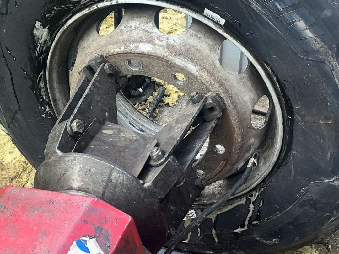 Roue de poids lourd installée sur le démonte-pneu PL de l'atelier Formula Pneus à Sens