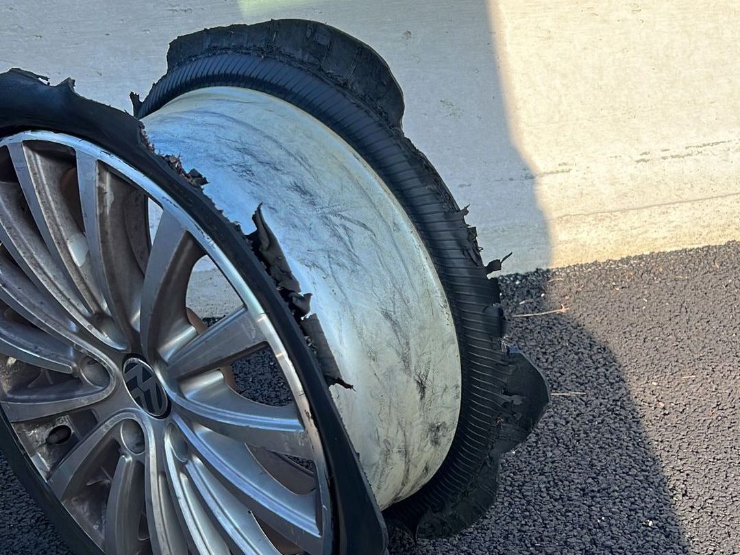 Pneu détruit après un roulage à plat : bande de roulement arrachée et jante alu usée sur son rebord — Formula Pneus Point S à Sens