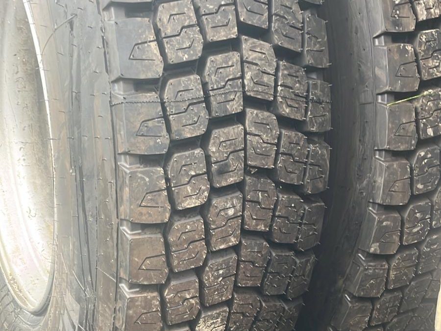 Pneus jumelés à profil traction sur essieu moteur de poids lourd