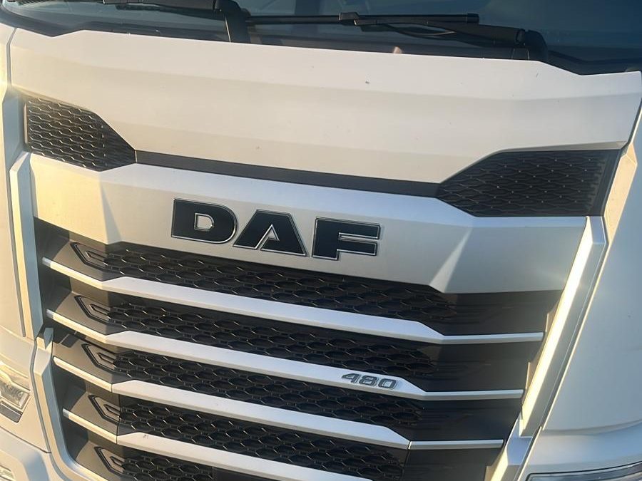 Porteur DAF pris en charge par Formula Pneus Point S à Sens pour un remplacement de pneumatiques