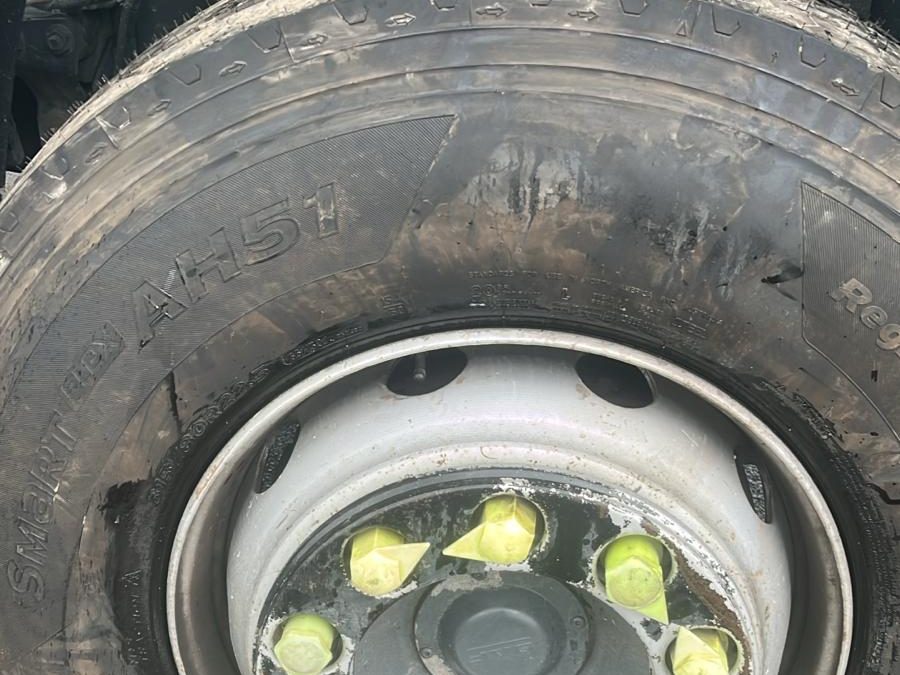 Roue poids lourd remontée, écrous équipés d'indicateurs de desserrage verts alignés