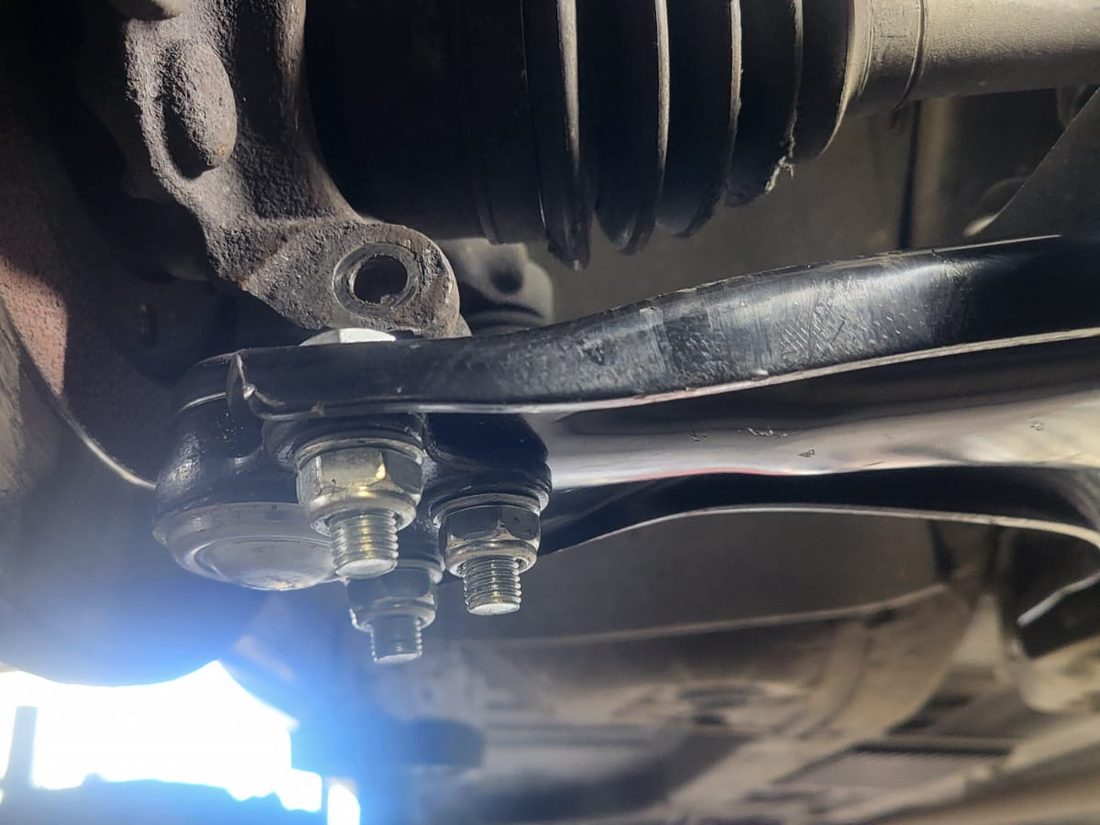 Détail du triangle de suspension neuf : rotule neuve, vis de fixation et soufflet de cardan contrôlé au passage